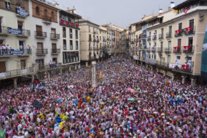 Teruel vive este sábado su jornada más esperada del año con la puesta del pañuelo al Torico, el acto más simbólico y multitudinario de las Fiestas del Ángel, que marca el inicio oficial de los días grandes en la ciudad. EFE/ EFE/Antonio Garcia
