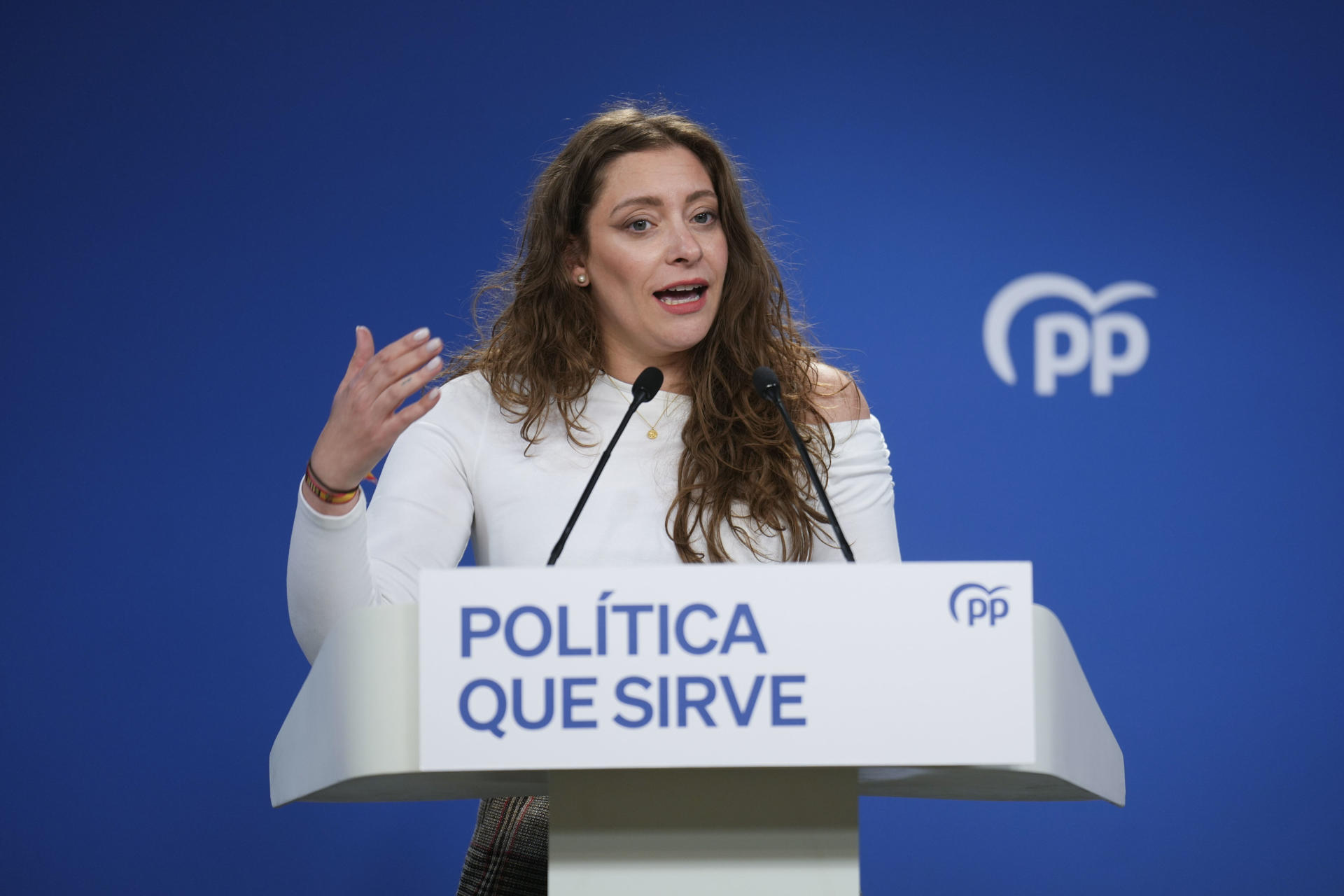 Fotografía de archivo (21/04/2025) de la vicesecretaria de Educación y Salud, Ester Muñoz, que será la nueva portavoz del PP en el Congreso, según ha informado este miércoles el líder del Partido Popular, Alberto Núñez Feijóo, en una entrevista en Antena 3, después de que el pasado lunes Cuca Gamarra anunciara que le había pedido su relevo. El actual portavoz en el Congreso, Miguel Tellado, será el nuevo secretario general del partido y su mano derecha. EFE/ Borja Sanchez-Trillo
