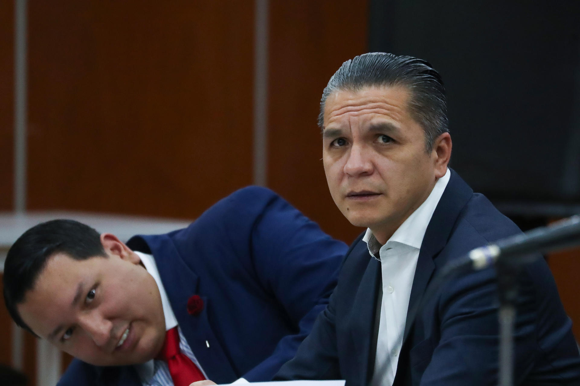 El exjuez de la Corte Nacional y expresidente del Consejo de la Judicatura Wilman Terán (d) asiste a la Corte Nacional este lunes en Quito (Ecuador). EFE/ José Jácome
