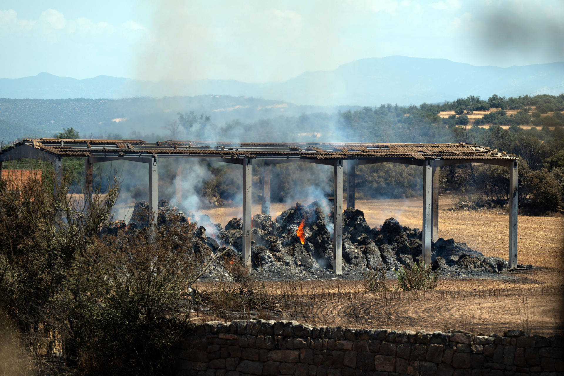 Vista de una de las zonas quemadas por el primer gran incendio forestal del año en España, que ha ocasionado la muerte de dos personas en Lleida. EFE/Álex López
