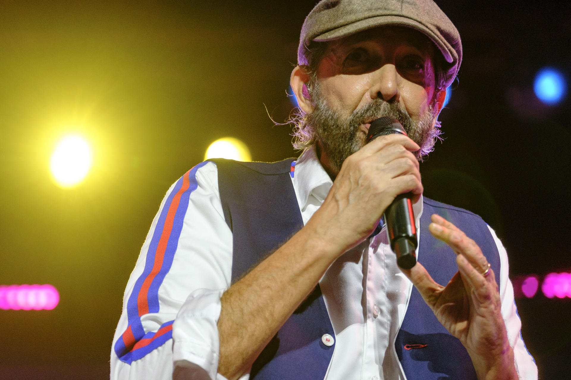 El músico y cantante dominicano Juan Luis Guerra durante el concierto que ha ofrecido esta noche en Gran Canaria, incluido en la gira que ha realizado por España. EFE/Ángel Medina G.