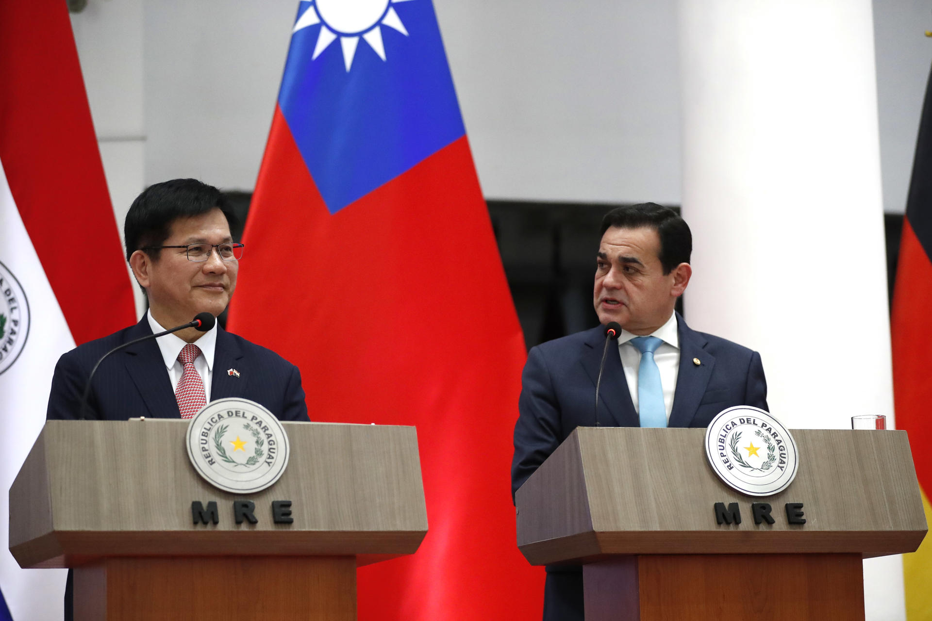 El canciller de Paraguay, Rubén Ramírez Lezcano (d), habla durante una reunión con el canciller de Taiwán, Lin Chia-lung, este 11 de julio de 2025 en Asunción (Paraguay). EFE/ Juan Pablo Pino