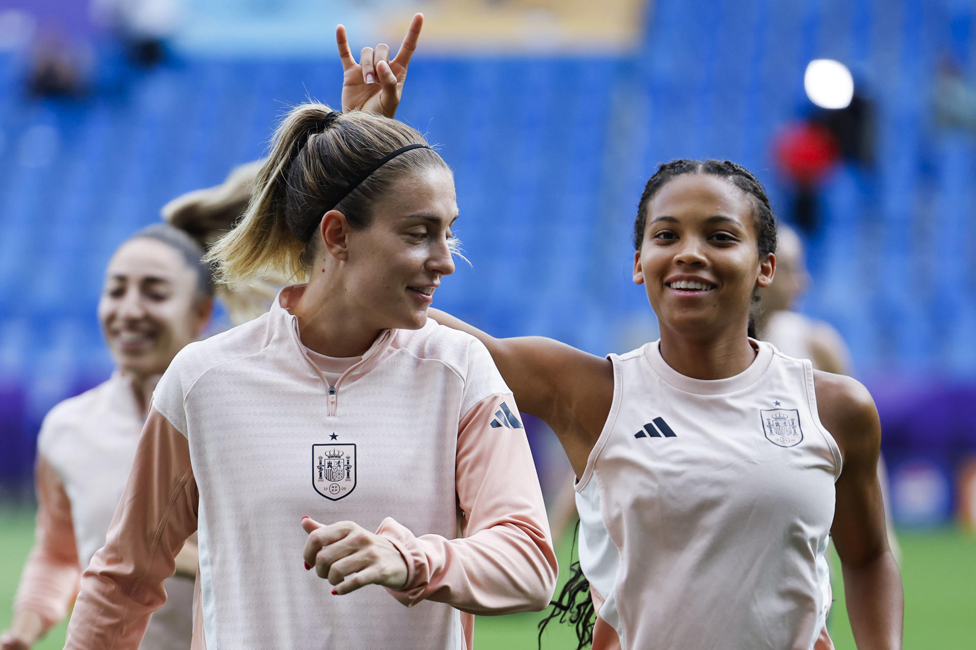 Las jugadoras de la selección española Alexia Putellas (i) y Vicky López participan en un entrenamiento este sábado, en el St. Jakob Park de Basilea (Suiza), previo al partido de final de la Eurocopa Femenina 2025 que disputan España e Inglaterra. EFE/ Ana Escobar