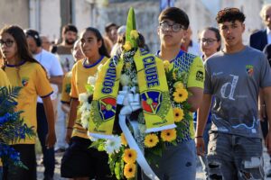 Cientos de personas, tanto anónimas como personalidades del fútbol y de la política, se agolparon este viernes bajo un sol inclemente en el recinto de la Iglesia Matriz de Gondomar, donde el jugador Diogo Jota y su hermano André crecieron, para darles su último adiós en la capilla ardiente.
EFE/EPA/ESTELA SILVA