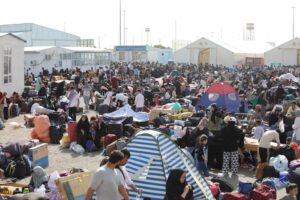 Los refugiados afganos, que han regresado recientemente de Irán vecino, se registran con las autoridades afganas y de la ONU antes de partir hacia sus ciudades natales, en la frontera de Islam Qala con Irán, en Herat, Afganistán, el 26 de junio de 2025 (emitido el 27 de junio de 2025). EFE/EPA/STRINGER