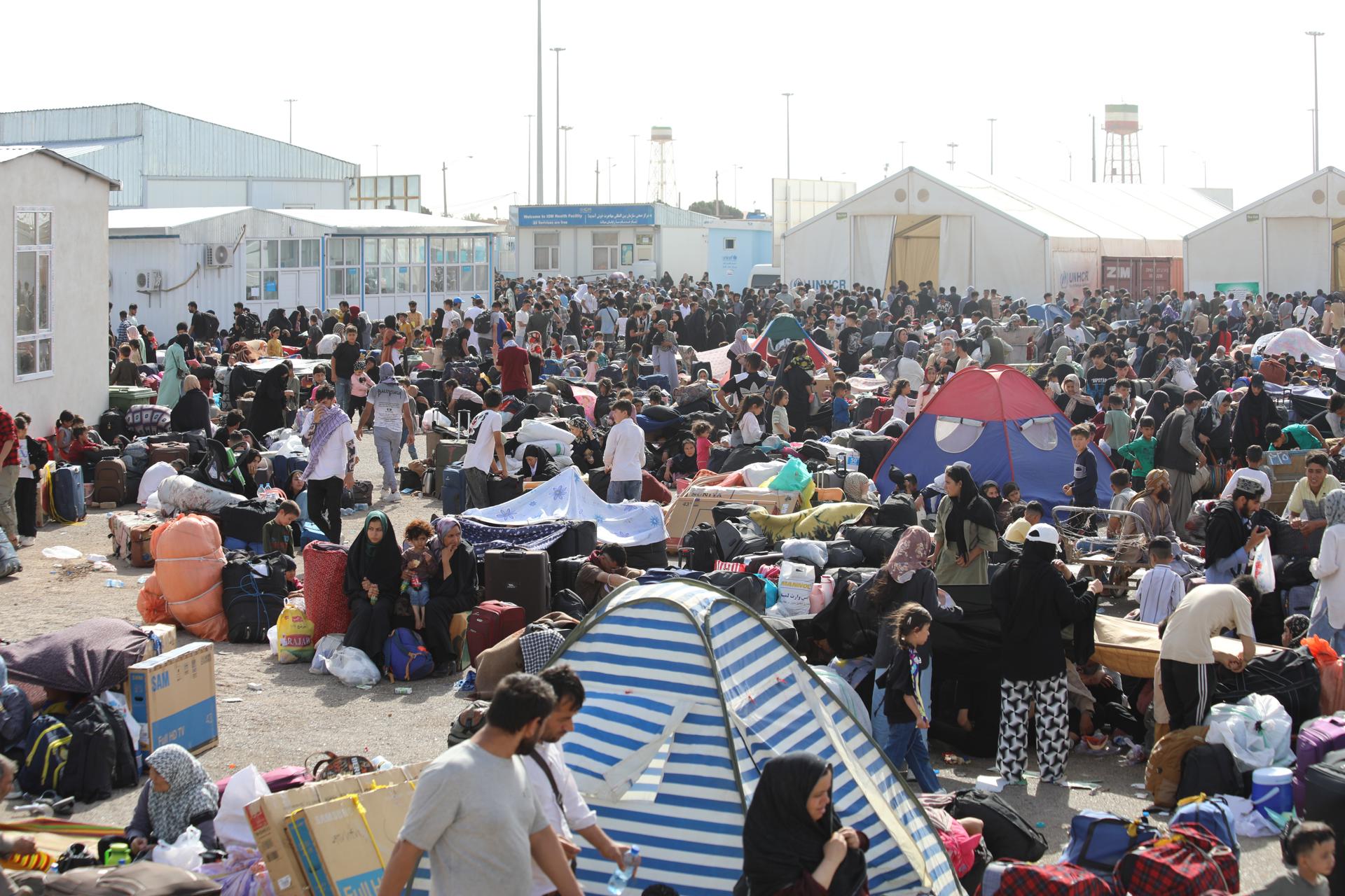 Los refugiados afganos, que han regresado recientemente de Irán vecino, se registran con las autoridades afganas y de la ONU antes de partir hacia sus ciudades natales, en la frontera de Islam Qala con Irán, en Herat, Afganistán, el 26 de junio de 2025 (emitido el 27 de junio de 2025). EFE/EPA/STRINGER