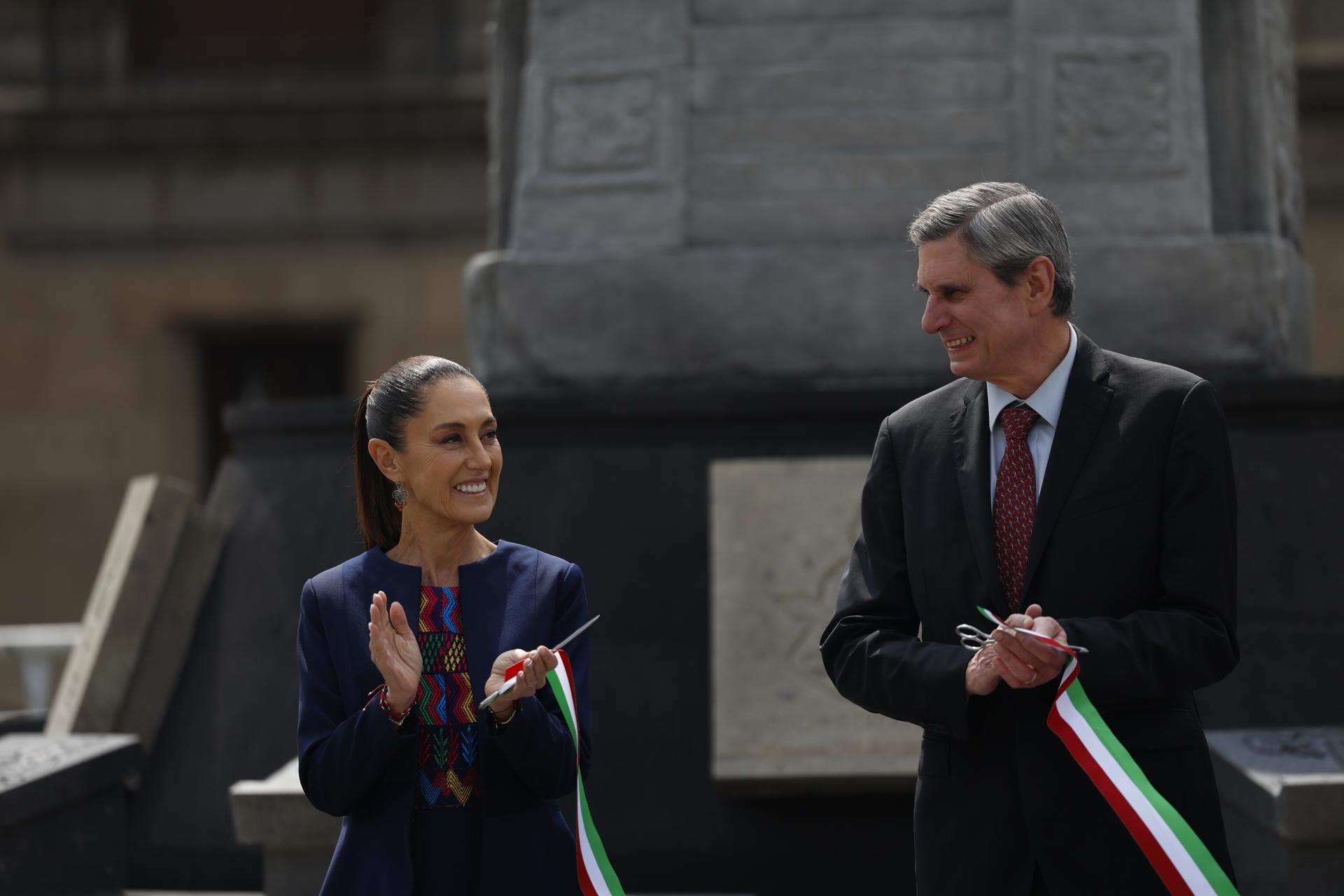 La presidenta de México, Claudia Sheinbaum, y su esposo Jesús Maria Tarriba, asisten a la ceremonia conmemorativa por los 700 años de la fundación de México-Tenochtitlan este sábado, en la explanada del Zócalo en la Ciudad de México (México). EFE/ Sáshenka Gutiérrez