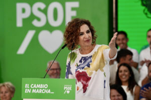 La vicepresidenta del Gobierno, ministra de Hacienda, y candidata del PSOE-A a la Junta de Andalucía, María Jesús Montero, interviene en el acto del partido celebrado este sábado en Jerez de la Frontera (Cádiz). EFE/Román Ríos.