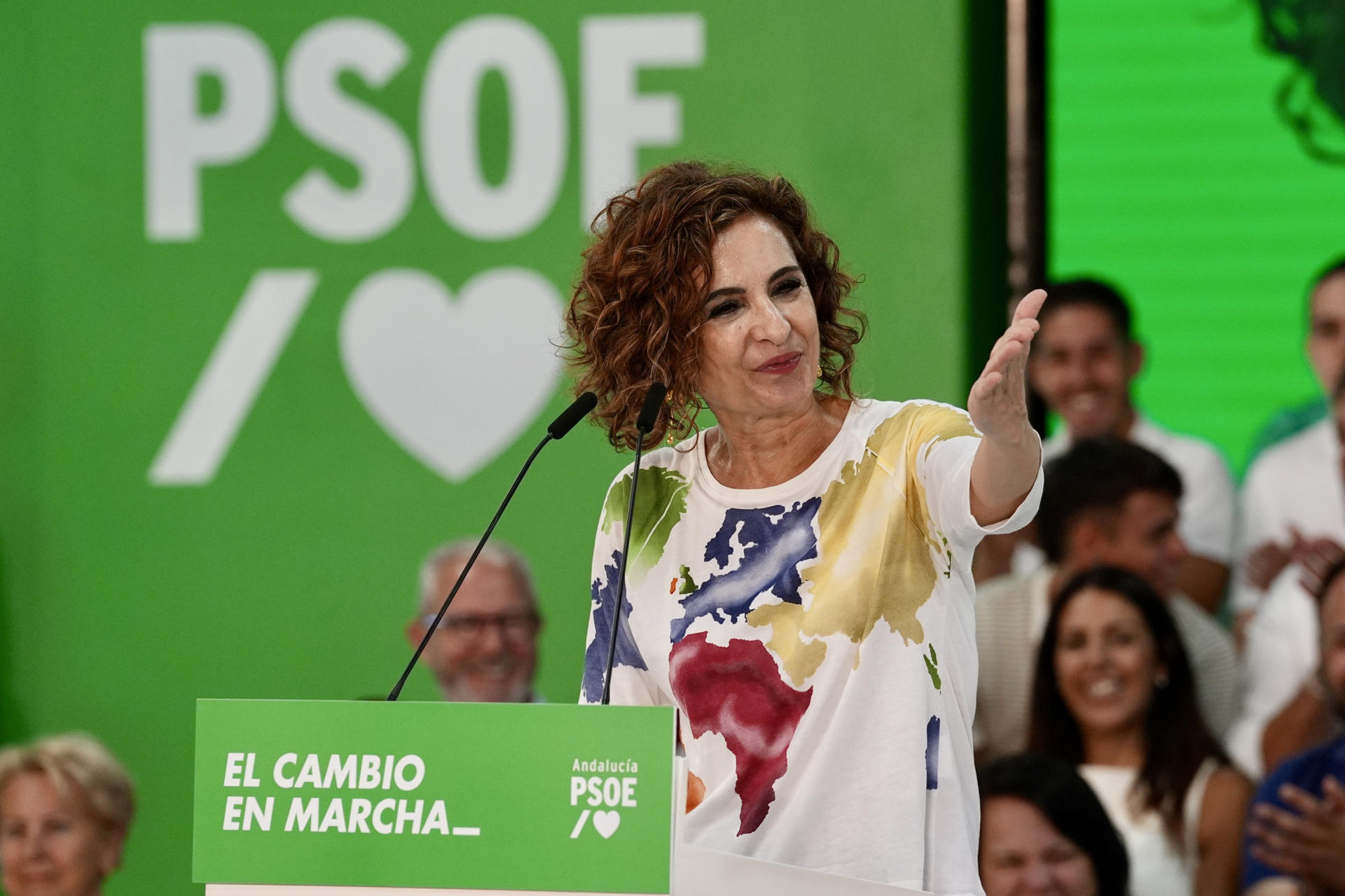 La vicepresidenta del Gobierno, ministra de Hacienda, y candidata del PSOE-A a la Junta de Andalucía, María Jesús Montero, interviene en el acto del partido celebrado este sábado en Jerez de la Frontera (Cádiz). EFE/Román Ríos.
