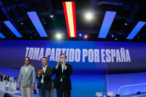 El líder del PP, Alberto Núñez Feijóo (c), junto a sus antecesores en el cargo y ex presidentes del Gobierno José María Aznar (izda) y Mariano Rajoy, durante el XXI Congreso Nacional del PP, este viernes en el recinto ferial Ifema de Madrid. EFE/Javier Lizón