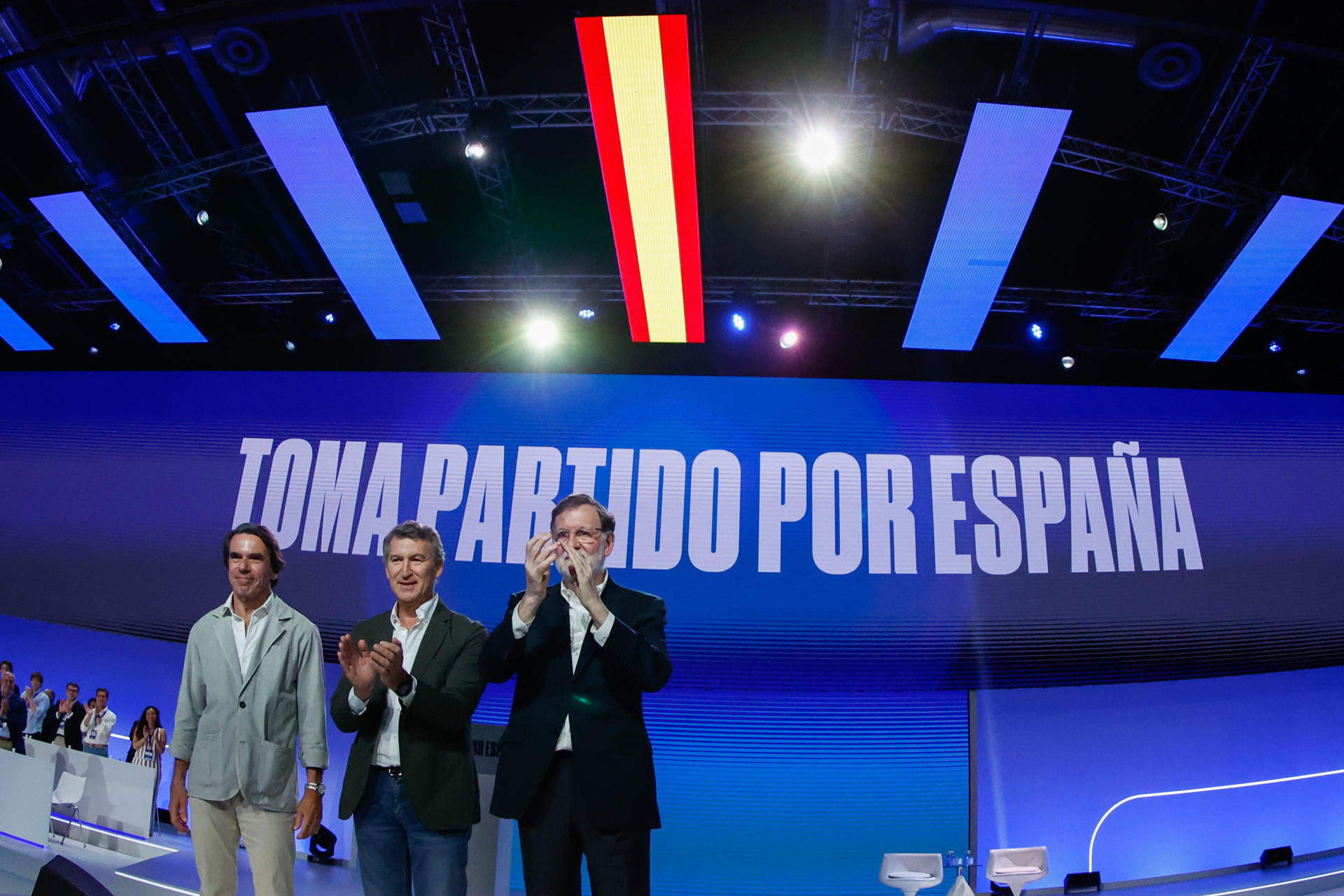 El líder del PP, Alberto Núñez Feijóo (c), junto a sus antecesores en el cargo y ex presidentes del Gobierno José María Aznar (izda) y Mariano Rajoy, durante el XXI Congreso Nacional del PP, este viernes en el recinto ferial Ifema de Madrid. EFE/Javier Lizón