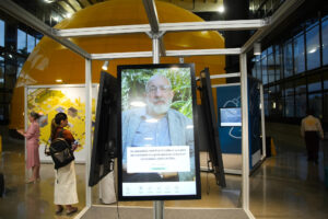 Personas recorren la exposición "Energy in Transition: Powering tomorrow" este miércoles, en el Centro de Ciencia, Arte y Tecnología Yawa en Cali, (Colombia). EFE/ Ernesto Guzmán Jr