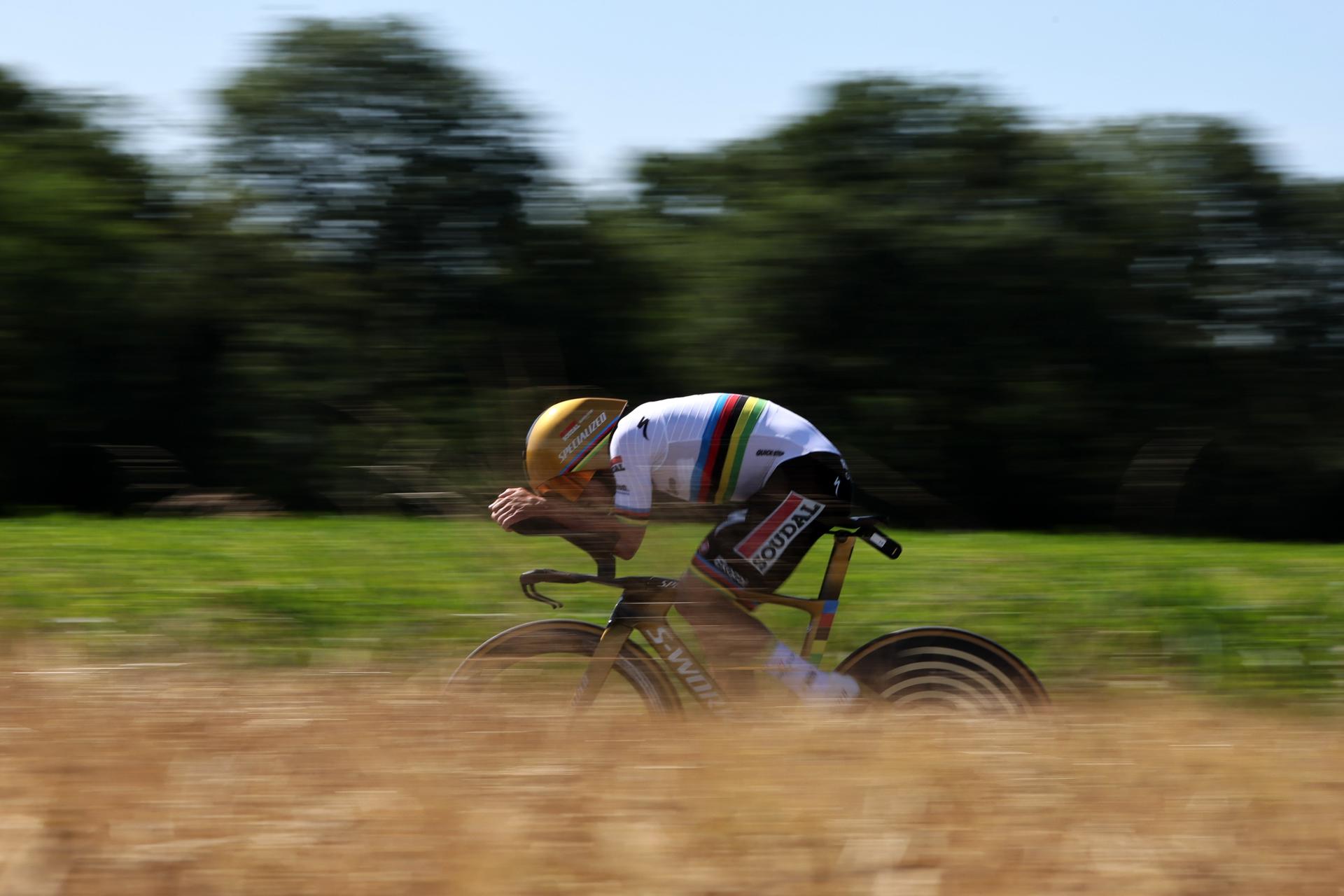 El ciclista belga Remco Evenepoel, del equipo Soudal Quick-Step, durante la quinta etapa del Tour, una crono de 33 kilómetros en Caen, Francia. EFE/EPA/CHRISTOPHE PETIT TESSON
