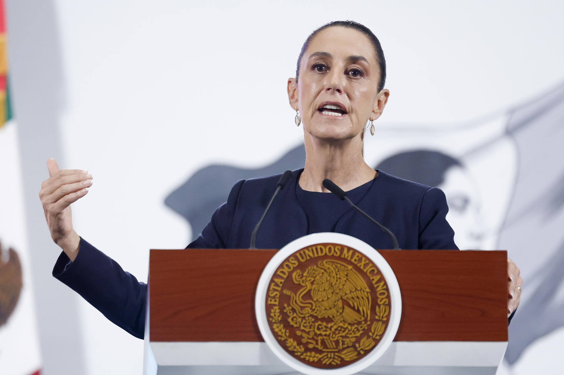 La presidenta de México, Claudia Sheinabaum, habla durante una rueda de prensa este martes, en el Palacio Nacional de la Ciudad de México (México). EFE/Sáshenka Gutiérrez