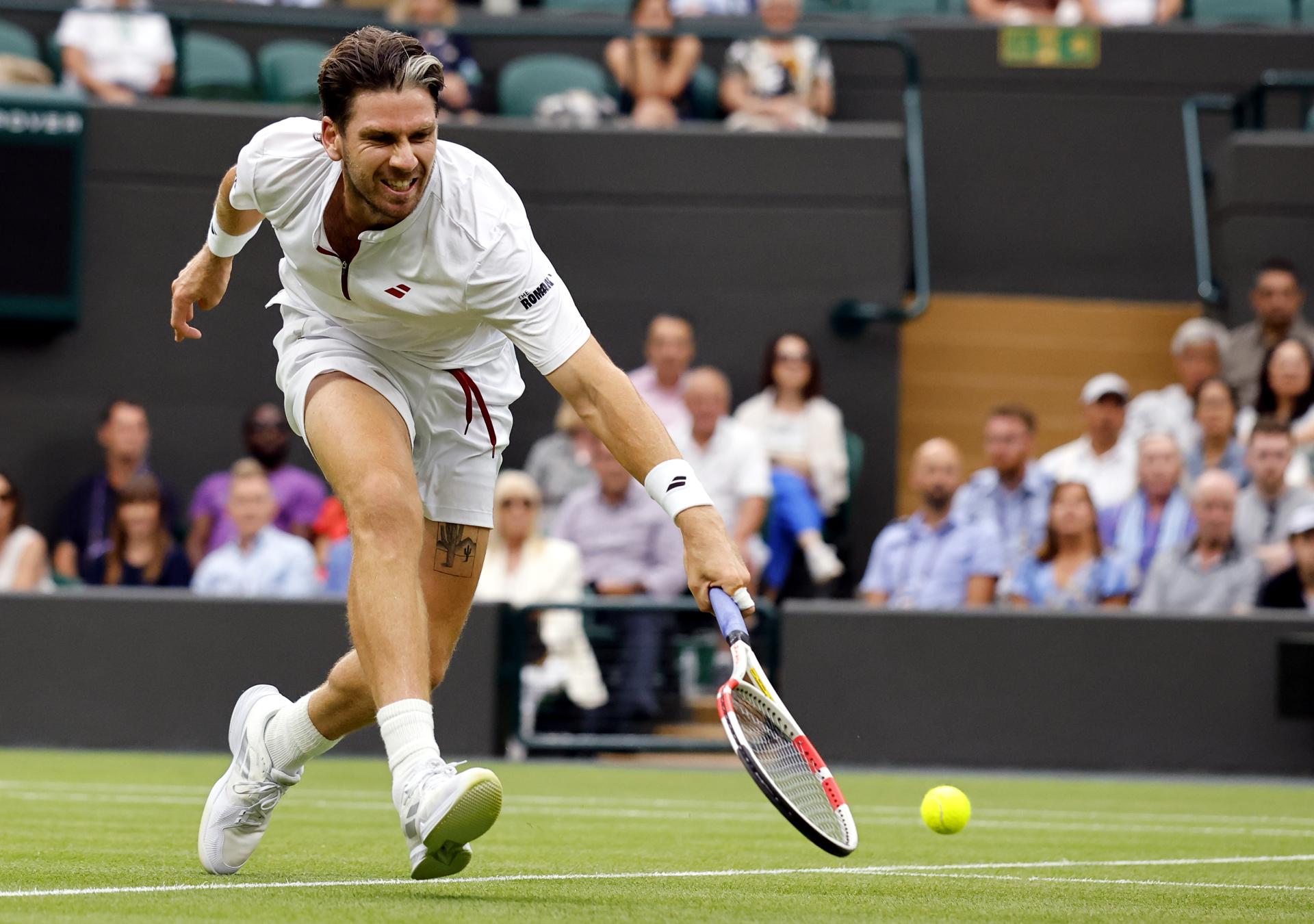 El británico Cameron Norrie gana al chileno Nicolás Jarry en los octavos de final de Wimbledon. EFE/EPA/TOLGA AKMEN