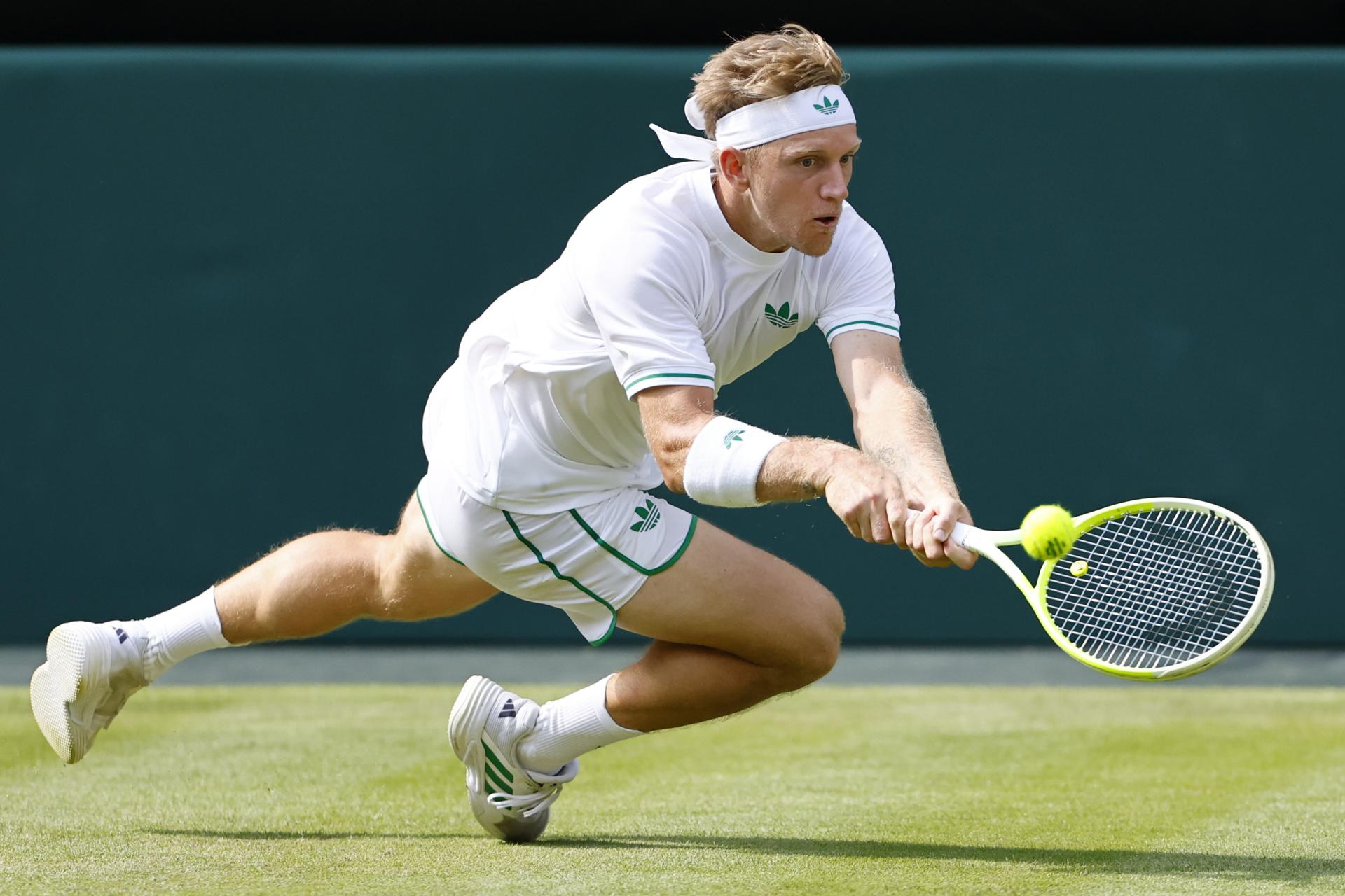 El estadounidense Taylor Fritz no dio muestras de cansancio y no dio opción al español Alejandro Davidovich, al que derrotó por 6-4, 6-3, 6-7 (5) y 6-1 para hacerse un hueco en los octavos de final de Wimbledon. EFE/EPA/TOLGA AKMEN EDITORIAL USE ONLY