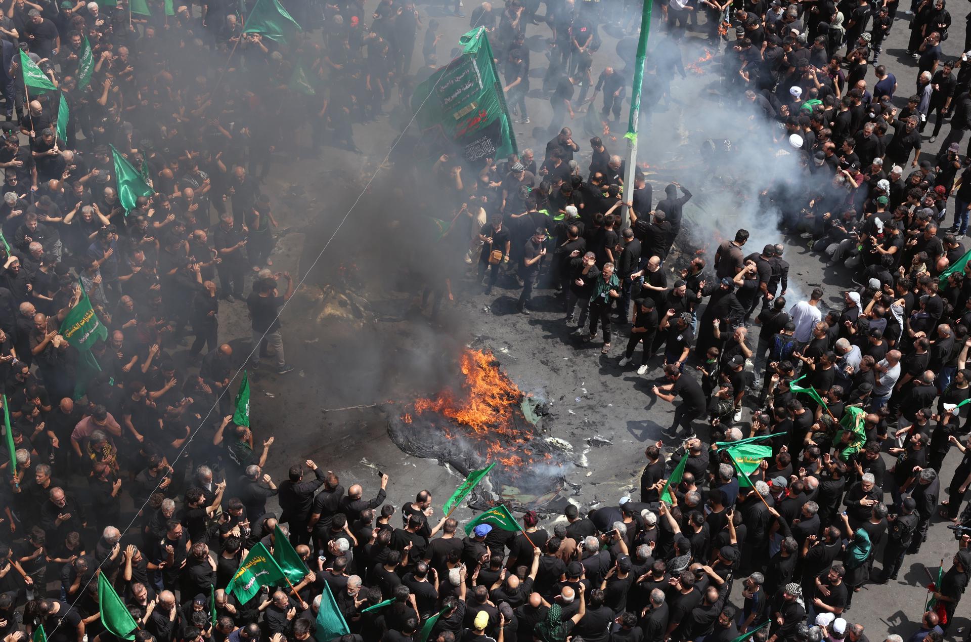 Los iraníes recrean la batalla de Kerbala durante las ceremonias del Día de Ashura en la zona de Galubandak de Teherán, el 6 de julio de 2025. EFE/EPA/ABEDIN TAHERKENAREH