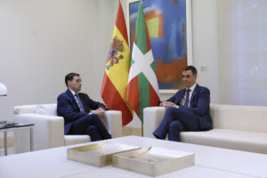 Imagen de archivo (27/11/2024) El presidente del Gobierno, Pedro Sánchez (d) y el lehendakari, Imanol Pradales, conversan durante su reunión en el marco de la Comisión Bilateral de Cooperación Permanente entre el Estado y Euskadi, que abordó las transferencias pendientes a Euskadi, en el Palacio de la Moncloa. EFE/ Kiko Huesca