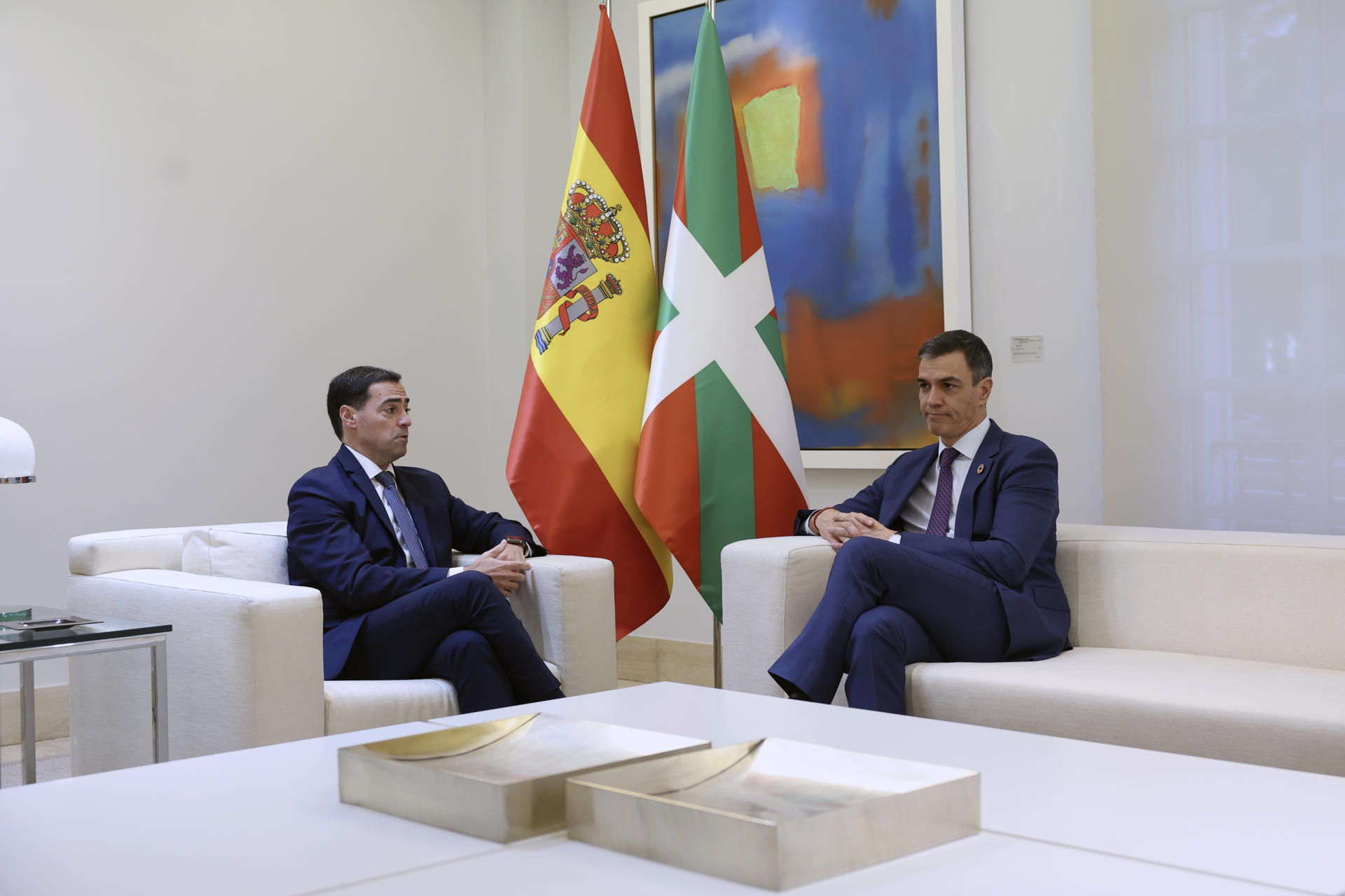 Imagen de archivo (27/11/2024) El presidente del Gobierno, Pedro Sánchez (d) y el lehendakari, Imanol Pradales, conversan durante su reunión en el marco de la Comisión Bilateral de Cooperación Permanente entre el Estado y Euskadi, que abordó las transferencias pendientes a Euskadi, en el Palacio de la Moncloa. EFE/ Kiko Huesca