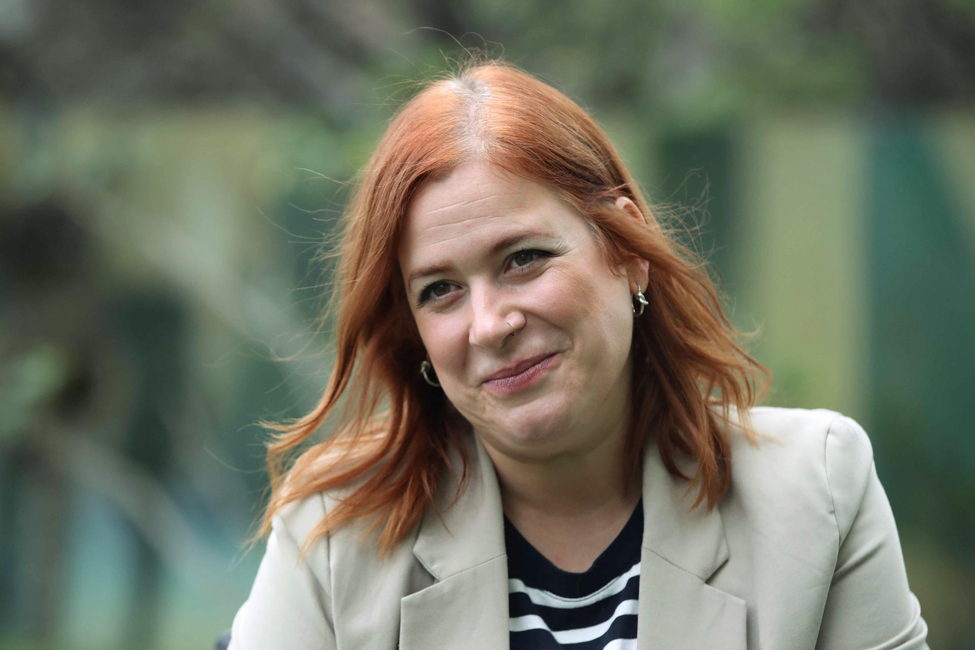 La escritora española Elísabet Benavent habla en una entrevista el 25 de julio de 2025, en Lima (Perú). EFE/ Paolo Aguilar