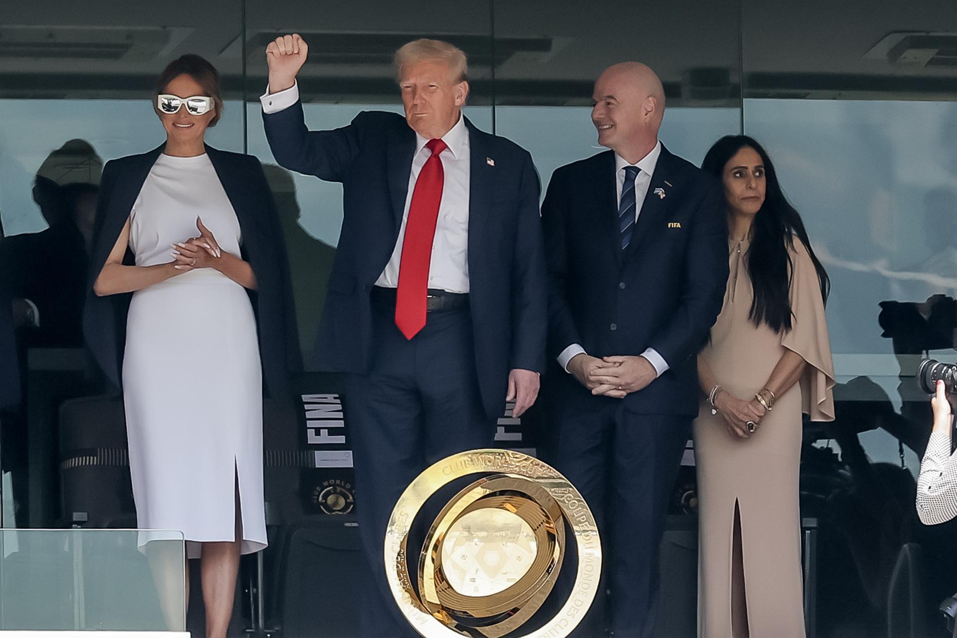El presidente de Estados Unidos, Donald J. Trump (2i), la primera dama de Estados Unidos, Melania Trump (i), y el presidente de la FIFA, Gianni Infantino (2d), asisten a la final del Mundial de Clubes de la FIFA 2025 entre el Chelsea FC y el Paris Saint-Germain, en East Rutherford, Nueva Jersey (EE.UU.). EFE/CJ GUNTHER