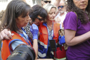 Juana Rivas (c-i), visiblemente afectada, es atenida por los servicios sanitarios a su salida del punto de encuentro fijado por orden judicial para que su hijo menor se reencuentre con su padre, el italiano Francesco Arcuri, que tiene la custodia, este martes en Granada. EFE/ Pepe Torres