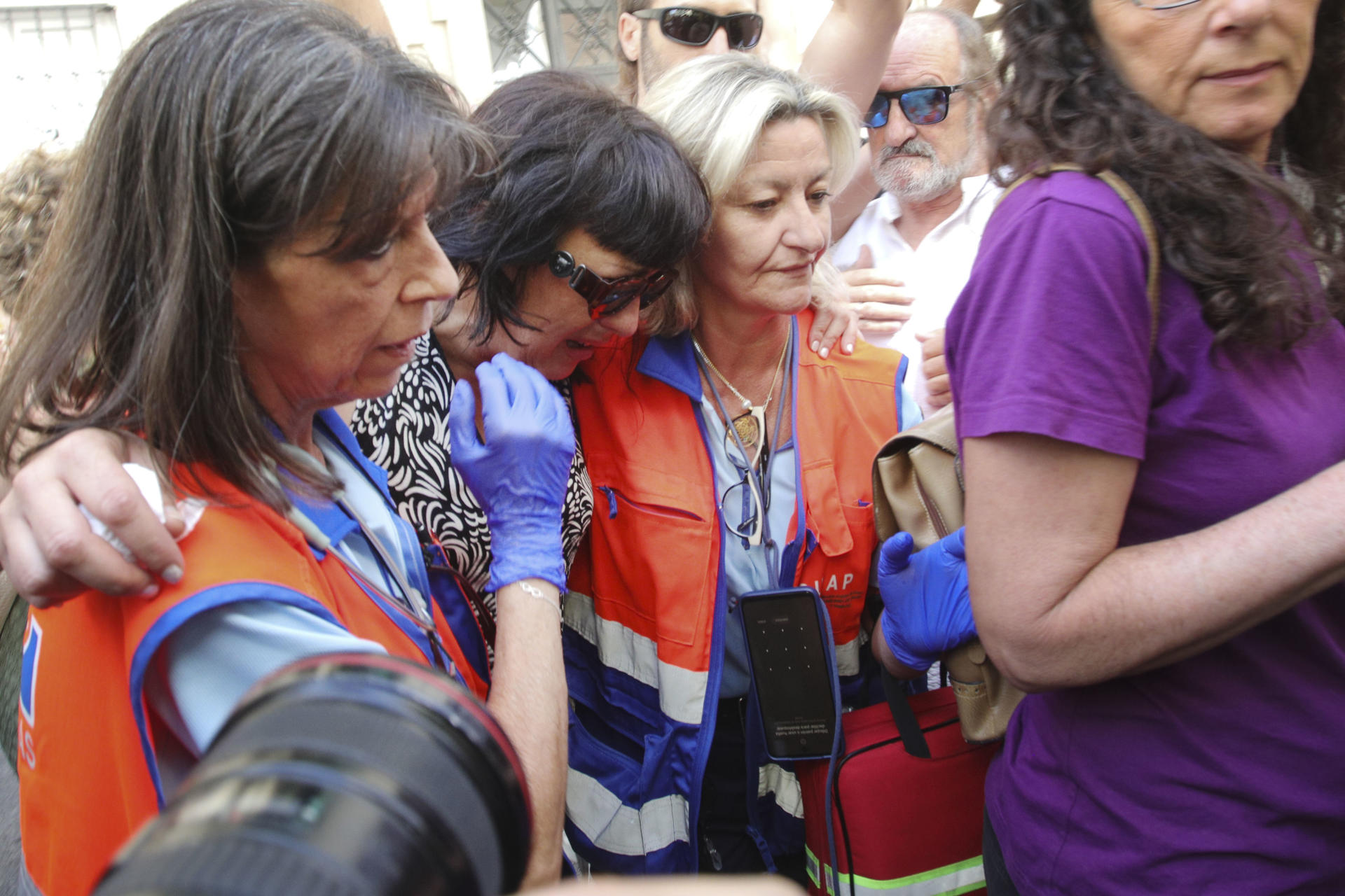 Juana Rivas (c-i), visiblemente afectada, es atenida por los servicios sanitarios a su salida del punto de encuentro fijado por orden judicial para que su hijo menor se reencuentre con su padre, el italiano Francesco Arcuri, que tiene la custodia, este martes en Granada. EFE/ Pepe Torres