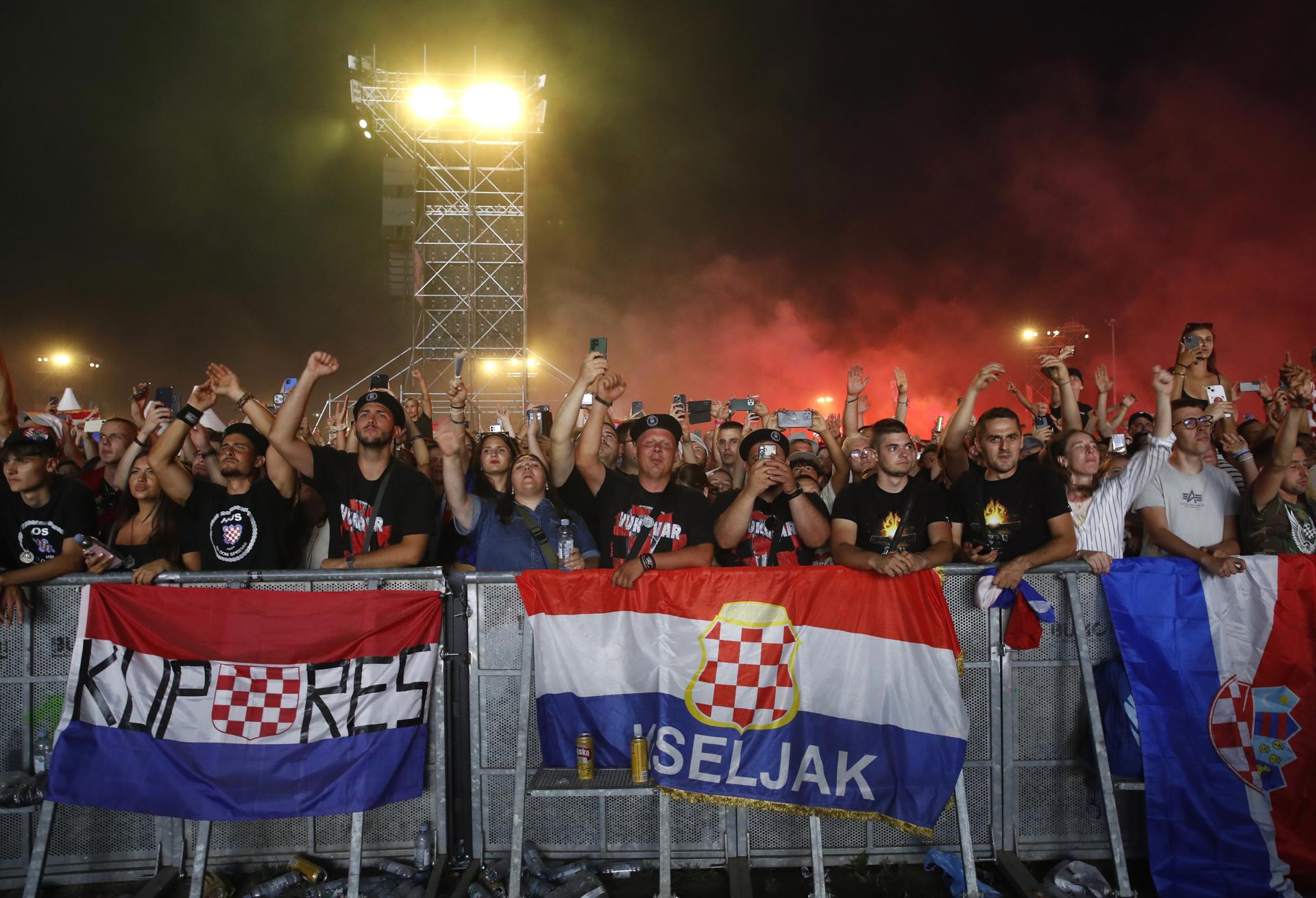 Imagen de los aficionados que asistieron al concierto en Zageb del cantante Marko Perkovic Thompson, quien ha sido acusado de simpatizar con el régimen fascista croata dela segunda guerra mundial. EFE/EPA/ANTONIO BAT