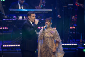 Los cantantes Milly Quezada (i) y Frank Ceara participan en el concierto "Rubby Pérez infinito" este viernes, en el Teatro Nacional en Santo Domingo (República Dominicana). El famoso merenguero dominicano Rubby Pérez falleció mientras actuaba en la discoteca Jet Set, cuando el techo colapsó provocando el fallecimiento de 236 personas. EFE/Orlando Barría