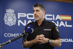 El inspector jefe Francisco Barba, responsable de la sección de Robos y Atracos de la Unidad de Delincuencia Especializada y Violenta de la Policía Nacional (UDEV) Central, informa de que la Policía Nacional ha detenido a un histórico atracador de bancos y su compinche, ambos con más de 60 años. EFE/Mario Morón