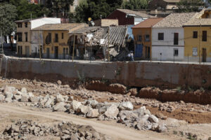 Imagen de archivo (28/04/2025) Dos personas pasean junto al barranco del Poyo a su paso por Picanya y donde los daños causado por la inundación son claramente visibles. EFE/Manuel Bruque