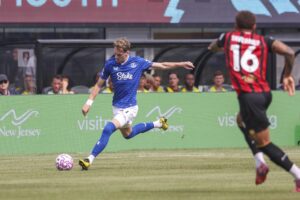 James Garner (i), de Everton, en acción durante el partido de la Premier League Summer Series 2025 entre Everton y AFC Bournemouth en el Metlife Stadium en East Rutherford, Nueva Jersey (EE.UU.). EFE/SARAH YENESEL