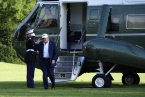 El presidente de Estados Unidos, Donald Trump, regresa a la Casa Blanca después de un fin de semana en Bedminster, Nueva Jersey, en Washington, DC, EE.UU., el 6 de julio de 2025. EFE/EPA/Yuri Gripas / POOL
