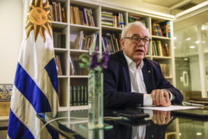 El ministro de Relaciones Exteriores de Uruguay, Mario Lubetkin, habla en una entrevista con EFE, en el Consulado de Uruguay, en Río de Janeiro (Brasil). EFE/ Antonio Lacerda