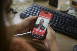 Una persona observa en un celular la imagen del líder sindical panameño Saúl Méndez este lunes, en Ciudad de Panamá (Panamá). EFE/ Carlos Lemos
