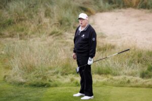 El presidente de EE. UU. Donald J. Trump reacciona mientras se prepara para golpear la pelota en la ceremonia de apertura del Trump International Golf Links en Balmedie, Escocia, Reino Unido, 29 de julio de 2025. Este es el último día de la visita privada del presidente Trump a Escocia. (Reino Unido) EFE/EPA/TOLGA AKMEN
