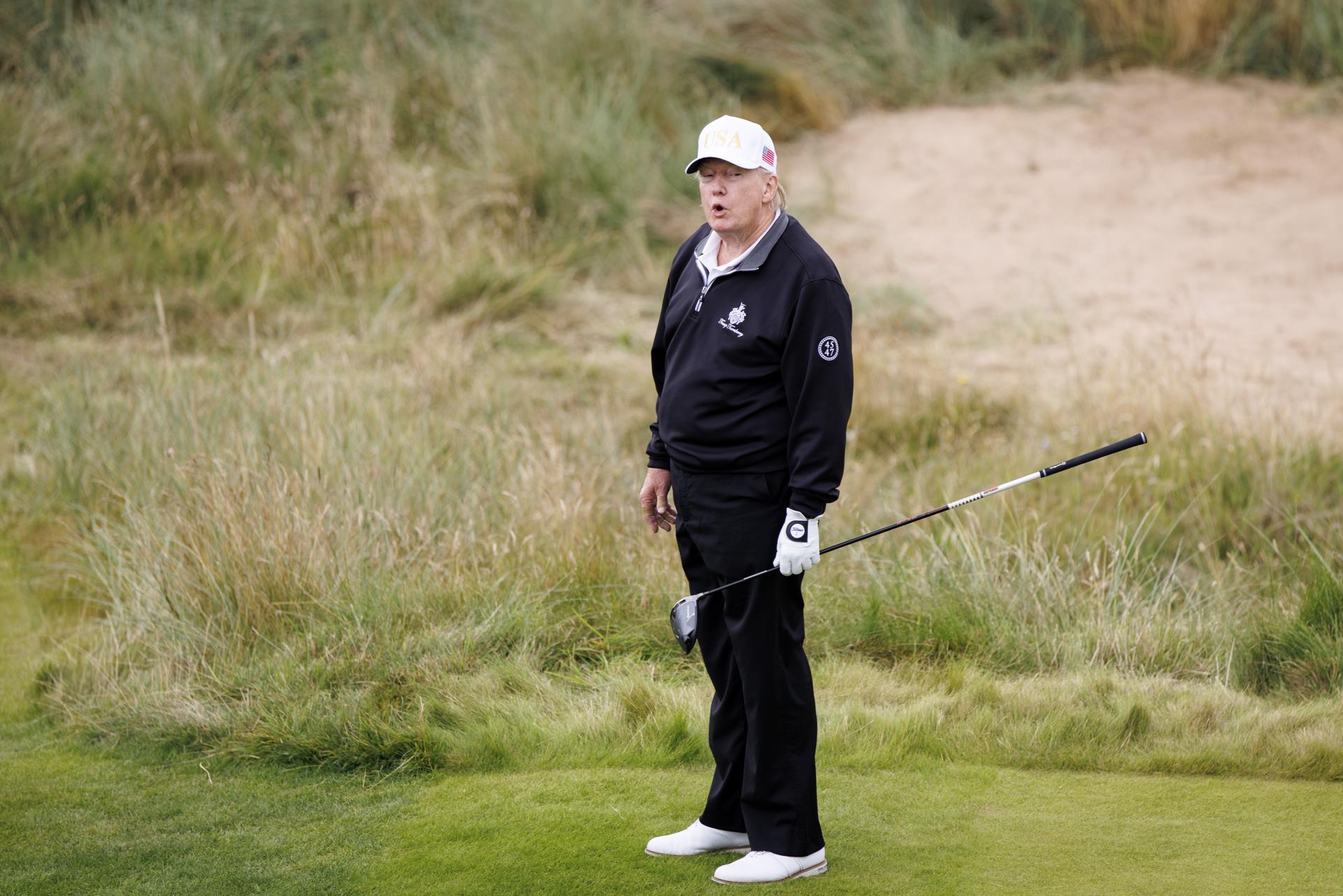 El presidente de EE. UU. Donald J. Trump reacciona mientras se prepara para golpear la pelota en la ceremonia de apertura del Trump International Golf Links en Balmedie, Escocia, Reino Unido, 29 de julio de 2025. Este es el último día de la visita privada del presidente Trump a Escocia. (Reino Unido) EFE/EPA/TOLGA AKMEN