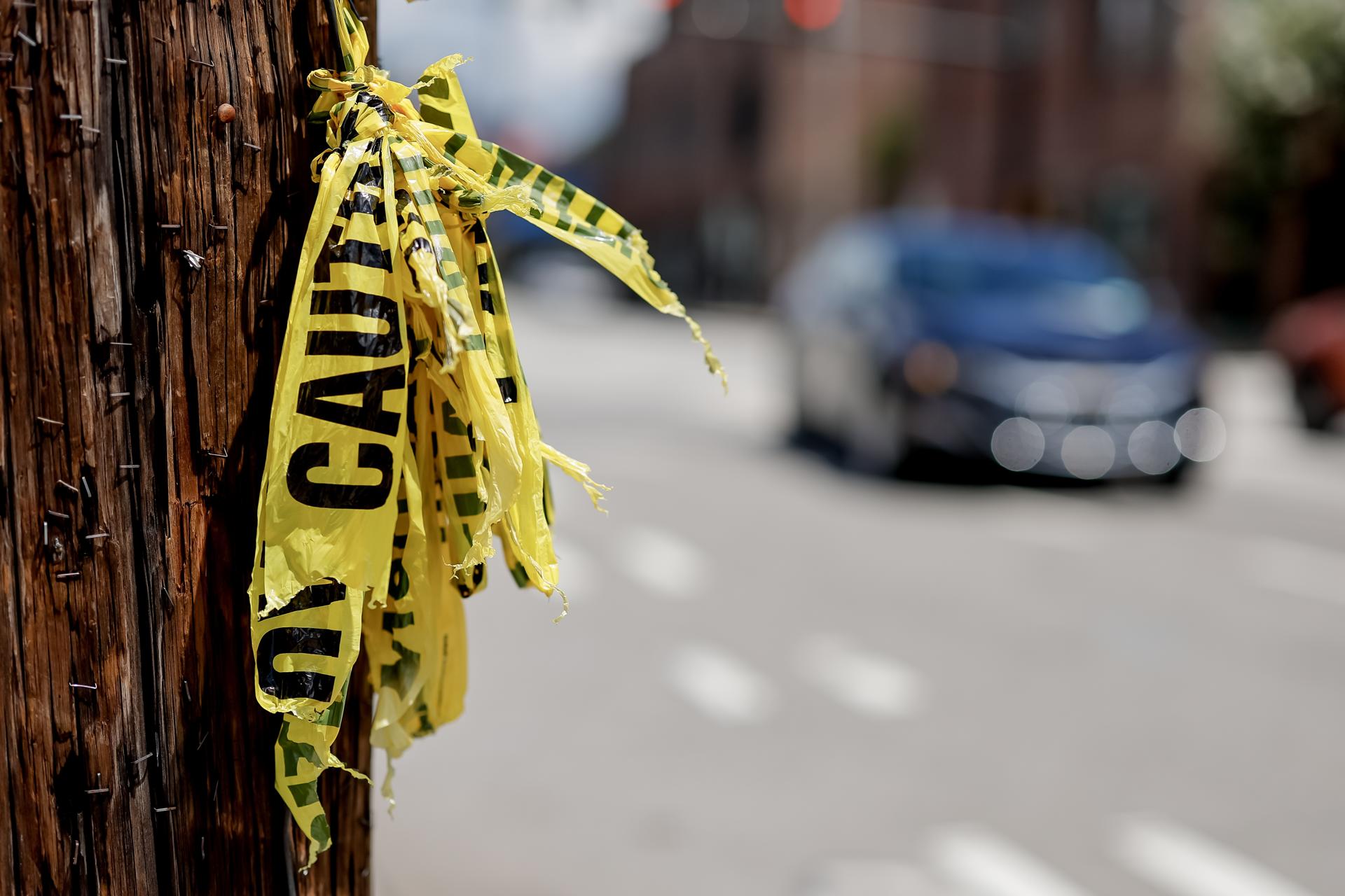La cinta de la escena del crimen permanece cerca del lugar de una masacre que dejó a un hombre muerto y a otros diez heridos en Edgewood Avenue en Atlanta, Georgia, EE.UU. EFE/ERIK S. LESSER