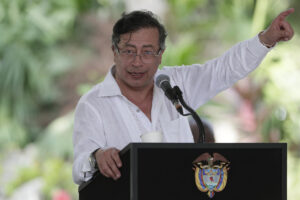 El presidente de Colombia, Gustavo Petro, habla durante un acto realizado en la Quinta de San Pedro Alejandrino este martes, en el marco de la conmemoración de los 500 años de la fundación de Santa Marta. EFE/ Carlos Ortega