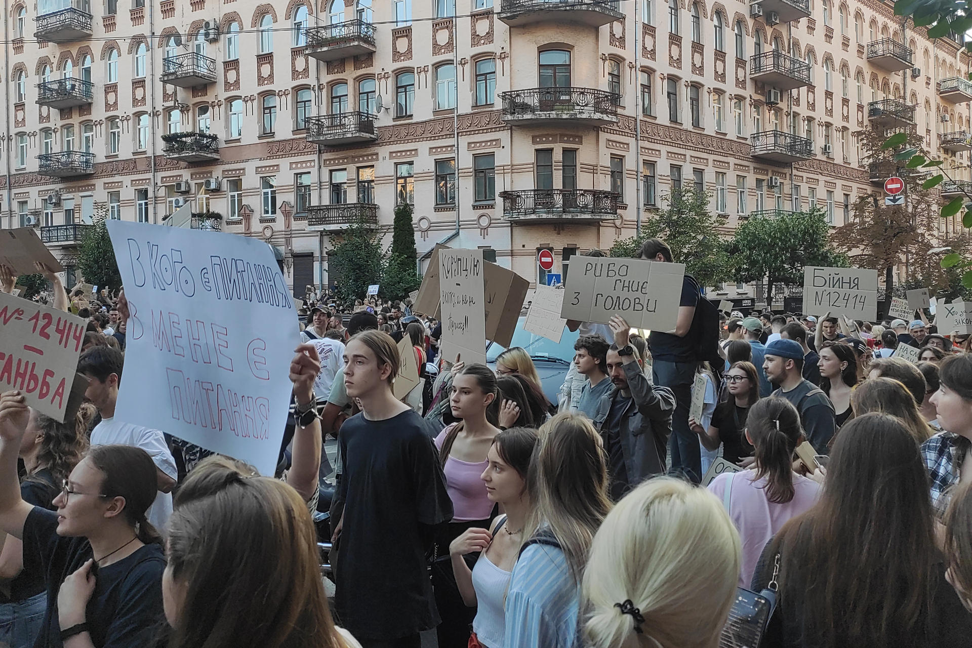 Jóvenes ucranianos participan en una protesta en Kiev contra la controvertida ley que consideran una amenaza para las principales instituciones anticorrupción. EFE/ Rostyslav Averchuk