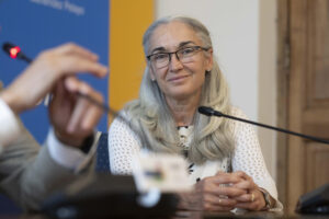 La bióloga molecular de la Universidad de Berkeley y candidata española al Nobel, Eva Nogales, durante la rueda de prensa celebrada este lunes en Santander con motivo de su presencia en la Universidad Internacional Menéndez Pelayo, que el martes la nombra doctora honoris causa. EFE/Pedro Puente Hoyos