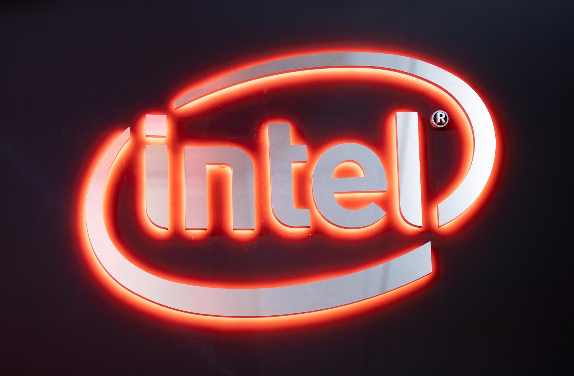 Fotografía de archivo del logo de Intel. EFE/Ian Langsdon
