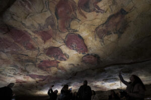 Varias personas fotografían la neocueva de Altamira durante una de las visitas al Museo Nacional y Centro de Investigación de Altamira en la localidad cántabra de Santillana del Mar. EFE/Pedro Puente Hoyos