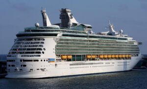 Foto de archivo que muestra una crucero de la compañia Royal Caribbean. EFE/Andreu Dalmau