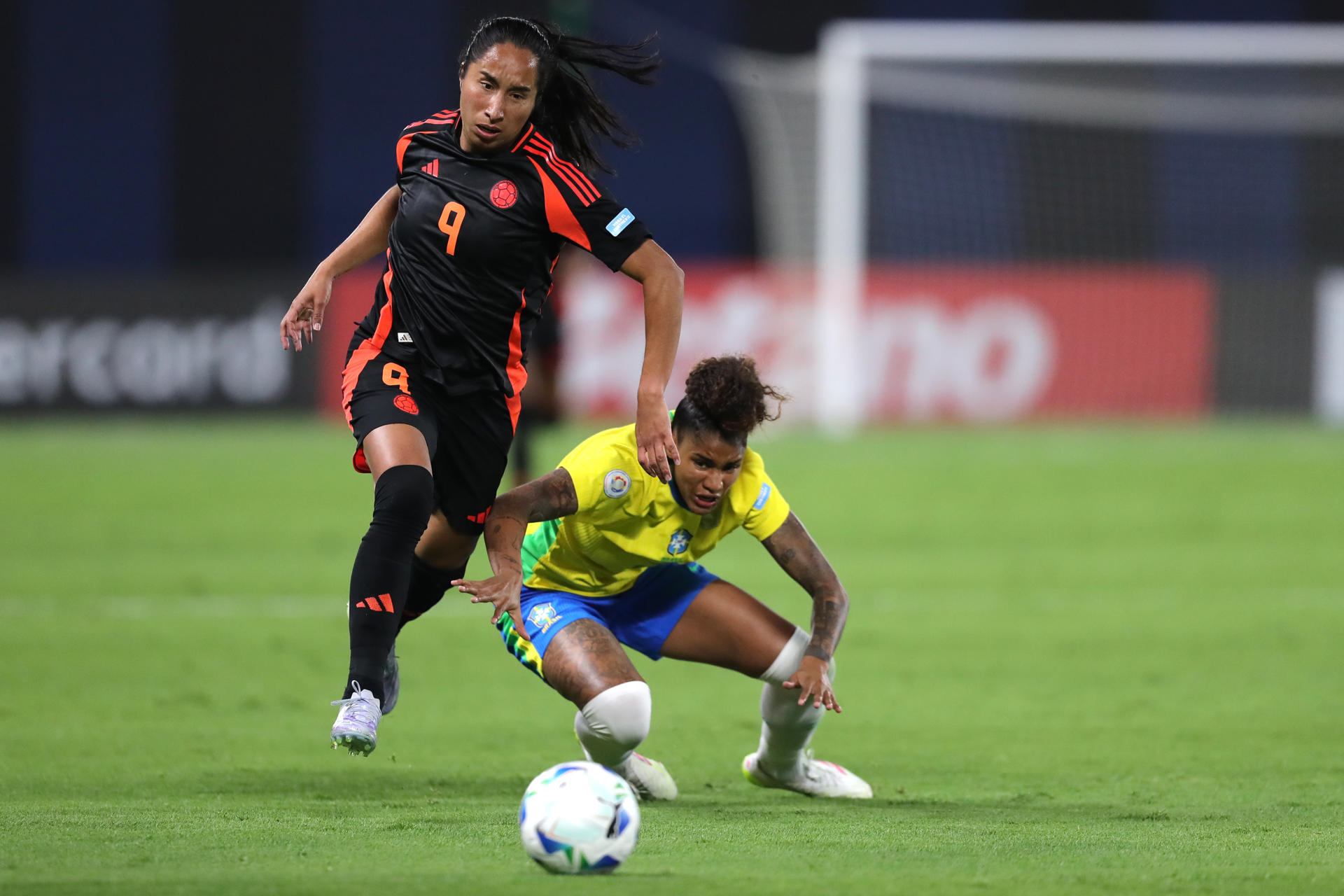 Tarciane (d), de Brasil, disputa el balón con Mayra Ramírez, de Colombia, en un partido de la fase de grupos de la Copa América Femenina entre Brasil y Colombia en el estadio Banco Guayaquil en Quito (Ecuador). EFE/ José Jácome
