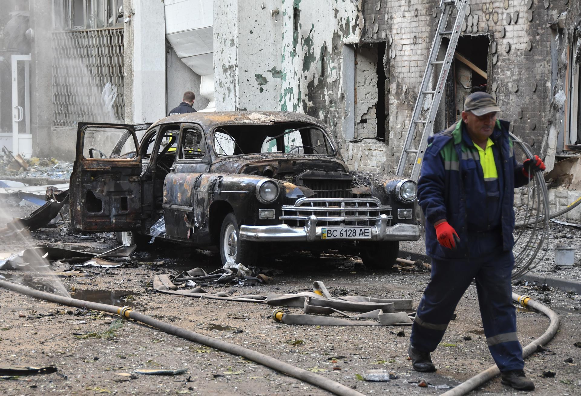 Un coche quemado en el lugar de un ataque ruso con drones a un edificio residencial en Leópolis, Ucrania, el 12 de julio de 2025.EFE/EPA/MYKOLA TYS