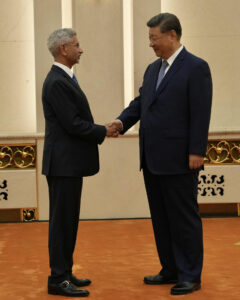 Fotografía tomada de la cuenta oficial de la red social X @DrSJaishankar del ministro de Exteriores de la India, Subrahmanyam Jaishankar (i), saludando al presidente de China, Xi Jinping, este martes en Pekín (China). Jaishankar, mantuvo un encuentro en Pekín con Xi Jinping, a quien "informó del desarrollo reciente" de los lazos bilaterales entre China y la India, tras años de tensiones a cuenta de conflictos fronterizos. EFE/ @drsjaishankar /SOLO USO EDITORIAL/NO VENTAS/SOLO DISPONIBLE PARA ILUSTRAR LA NOTICIA QUE ACOMPAÑA (CRÉDITO OBLIGATORIO)