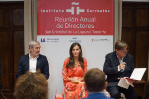 La reina Letizia (c) ha asistido este lunes en la Universidad de La Laguna (Tenerife) a la apertura de la reunión anual que celebra el Instituto Cervantes con los responsables de sus centros en todo el mundo. En la imagen, doña Letizia participa en una reunión de trabajo de responsables de centros del Instituto flanqueada por su director, Luis García Motero (a la dcha), y el presidente de Canarias, Fernando Clavijo (a la izda). EFE/Ramón de la Rocha