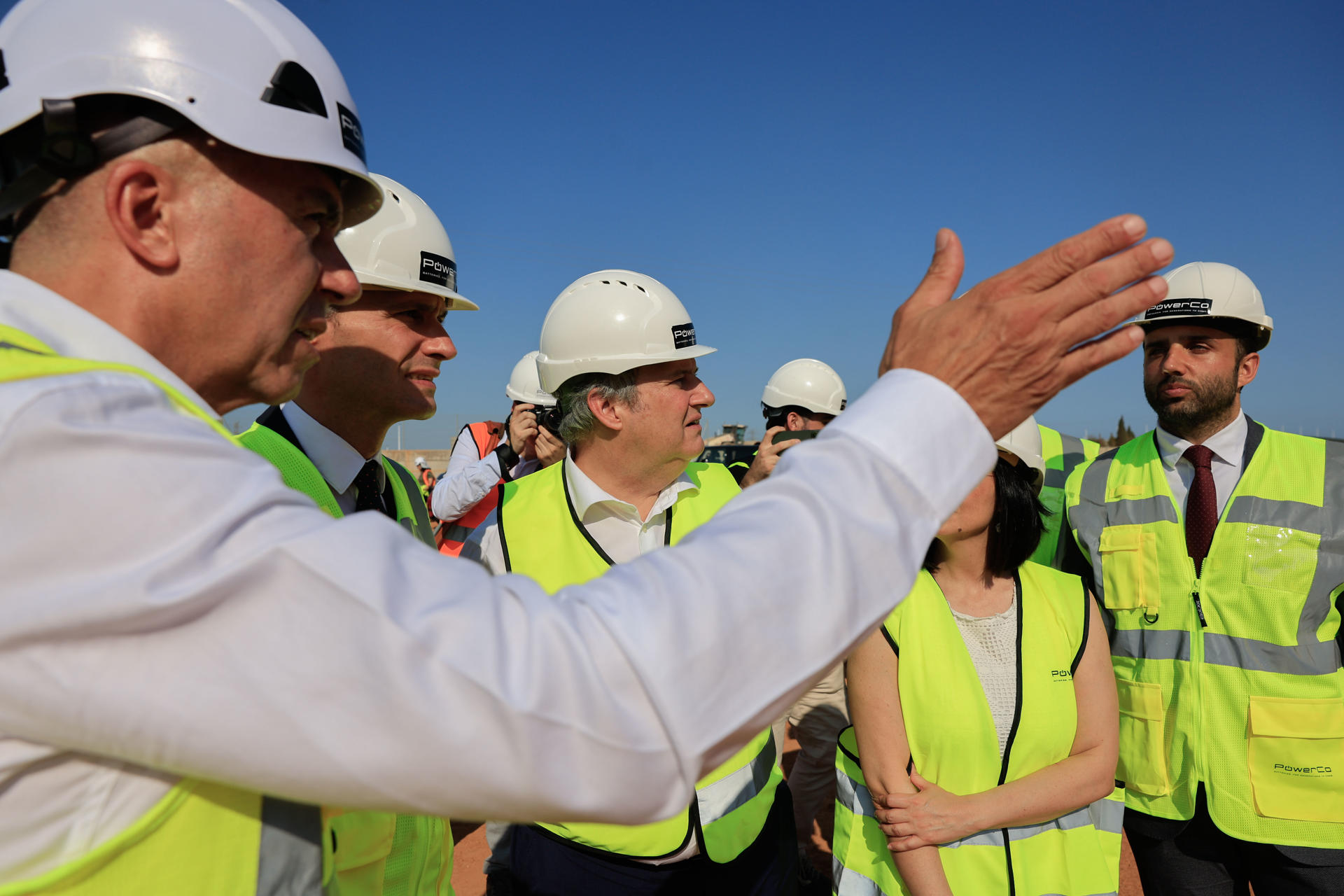 El director financiero de Powerco, Javier Rivera (2i), y el ministro de Industria, Jordi Hereu (c), visitan la futura sede de la gigafactoría de baterías de PowerCo este jueves, en Sagunto (Comunidad Valenciana). El ministro de Industria, Jordi Hereu, ha manifestado que España lidera una transformación hacia la movilidad electrificada con cambios en los modos de producción, y la planta de baterías que PowerCo, filial de Volkswagen, construye en Sagunto (Valencia) es "el mejor ejemplo" de esa transformación. EFE/ Kai Forsterling

