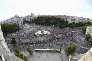 Un momento de la gran marcha del Orgullo 2025 a su paso por la plaza de Cibeles en su recorrido hoy sábado por las calles de Madrid en la que participan más de 40 carrozas con música y un ambiente festivo. EFE/ Fernando Villar